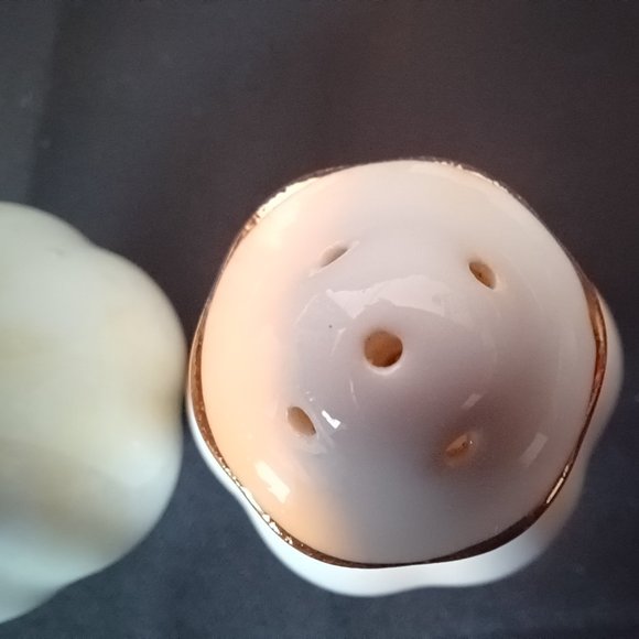 Vintage Royal Albert Val D'Or Salt and Pepper shakers. - Picture 8 of 10